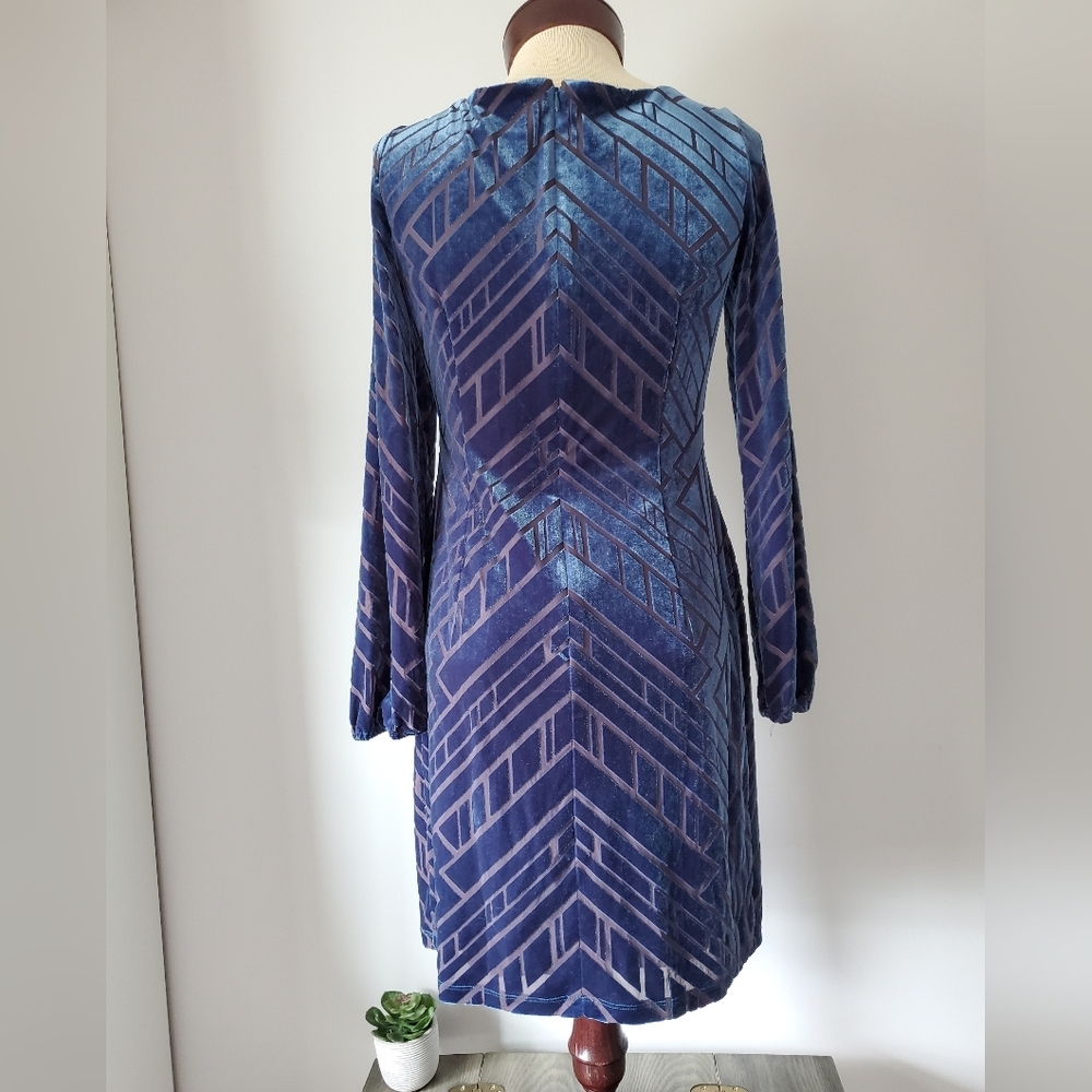 VINCE CAMUTO crushed velvet geometric dress. Size 6 - Picture 5 of 10